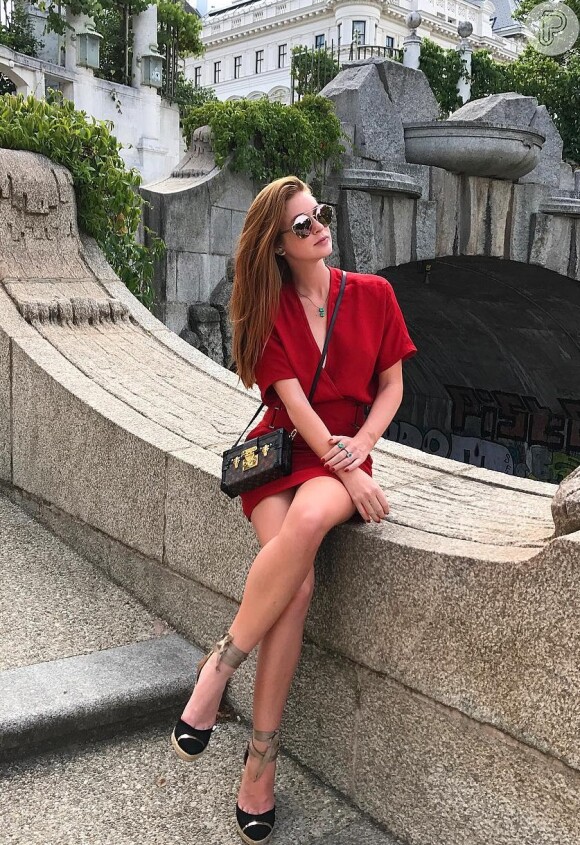 Marina Ruy Barbosa elegeu o look vermelho e espadrilles nos pés para turistar em Viena, na Áustria, em 7 de julho de 2017