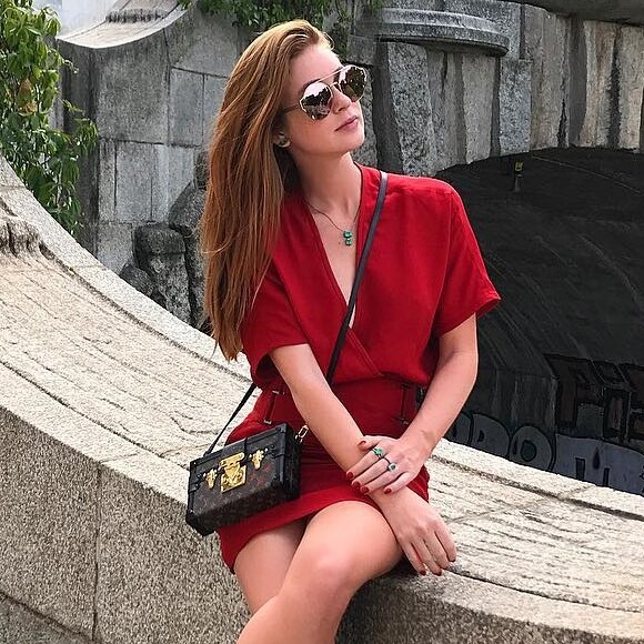 Marina Ruy Barbosa elegeu o look vermelho e espadrilles nos pés para turistar em Viena, na Áustria, em 7 de julho de 2017