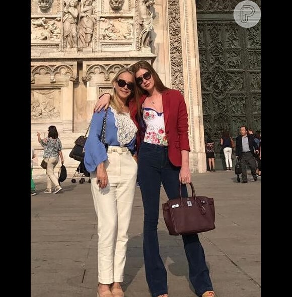 Para passeio com a mãe, Gio Ruy Barbosa, em Milão, Marina Ruy Barbosa escolheu a dobradinha jeans e blazer, em 27 de junho de 2017