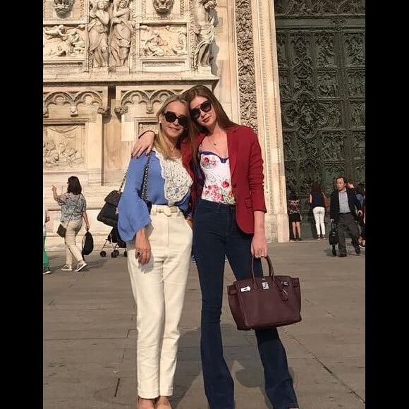 Para passeio com a mãe, Gio Ruy Barbosa, em Milão, Marina Ruy Barbosa escolheu a dobradinha jeans e blazer, em 27 de junho de 2017