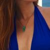 O colar de pedras usado na Áustria é uma das peças queridinhas da atriz. Na foto, ela posa com a joia de Andrea Conti no Rio de Janeiro, no Brasil, em maio de 2016
