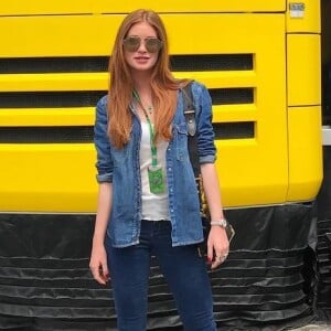 Marina Ruy Barbosa se jogou na combinação de jeans ao usar camisa e calça flare no dia 8 de julho de 2017, na Áustria