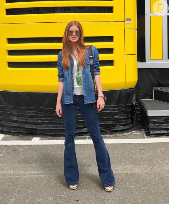Marina Ruy Barbosa se jogou na combinação de jeans ao usar camisa e calça flare no dia 8 de julho de 2017, na Áustria