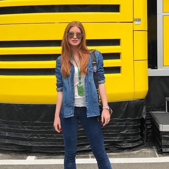 Marina Ruy Barbosa se jogou na combinação de jeans ao usar camisa e calça flare no dia 8 de julho de 2017, na Áustria