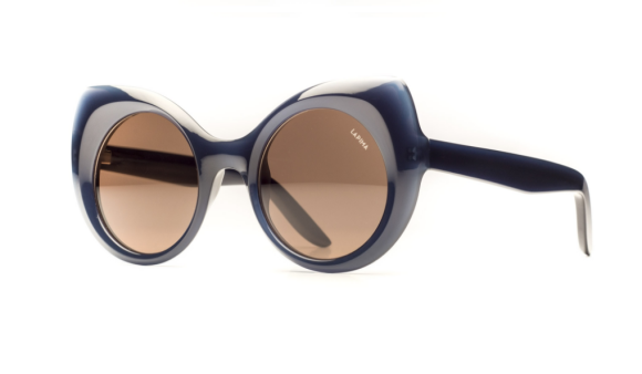 Os óculos usados por Marina Ruy Barbosa em Milão são da Lapima (modelo Zoe) e estão à venda no site da marca por R$ 1.970