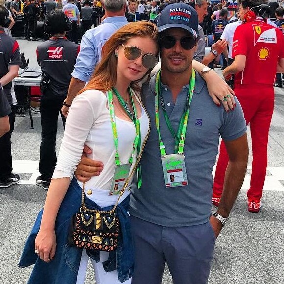 Marina Ruy Barbosa exibiu a bolsa tipo mini crossbody, da grife Valentino, ao posar ao lado do noivo, o piloto Xandinho Negrão, no GP da Áustria, em 9 de julho de 2017