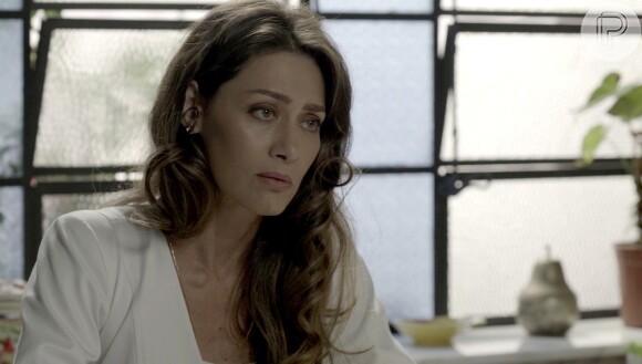 Joyce (Maria Fernanda Cândido) fica confusa com o assunto: 'Um travesti?', na novela 'A Força do Querer'
