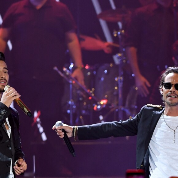 Maluma cantou o hit 'Felices los 4' ao lado do cantor Marc Anthony