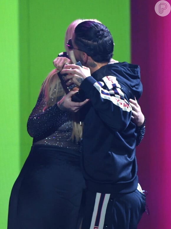 Iggy Azalea cumprimentou Maluma por vencer o prêmio 'Supersonico' na 14ª edição do 'Premios Juventud'