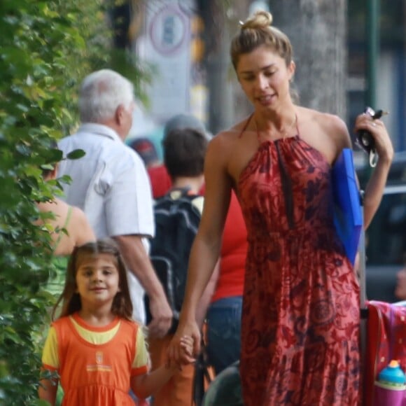 Grazi Massafera é a responsável por cortar as pontas do cabelo da filha, Sofia