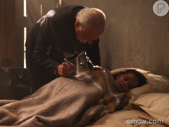 Pérola (Mel Maia) corre risco de vida no cativeiro em que Manfred (Carmo Dalla Vecchia) a mantém escondida, em 'Joia Rara', em 2 de abril de 2014