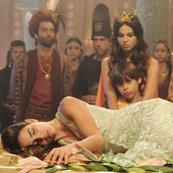 O corpo de Kassaia (Pérola Faria) é velado no palácio, no capítulo de sexta-feira, 21 de julho de 2017, da novela 'O Rico e Lázaro'