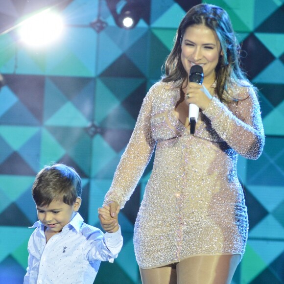 Filho de Simone, Henry roubou a cena no palco ao lado da mãe durante festival de música