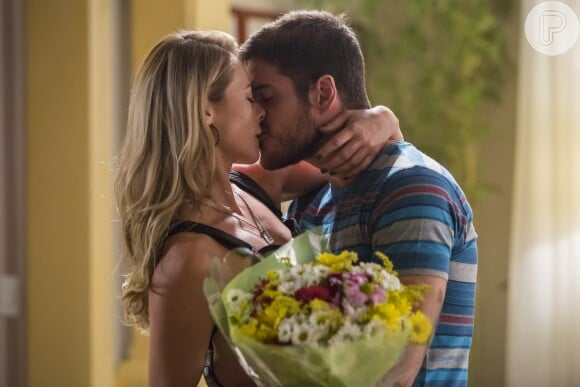 Jeiza (Paolla Oliveira) recebe flores de Caio (Rodrigo Lombard) e Zeca (Marco Pigossi) se incomoda, no capítulo que vai ao ar sexta-feira, dia 21 de julho de 2017, na novela 'A Força do Querer'