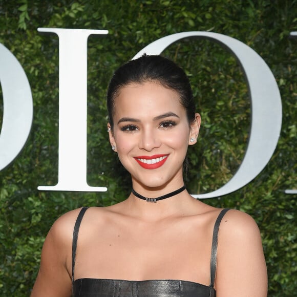 Bruna Marquezine posta foto de biquíni e mostra boa forma. Veja clique na matéria!