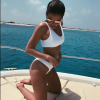 Bruna Marquezine tira o fôlego dos fãs ao surgir de biquíni branco em foto durante viagem por Ibiza