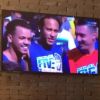 Ex-BBB Emilly filma Jota Amancio na TV em jogo com Neymar após ser flagrada de mãos dadas com o rapaz em show de Wesley Safadão. Vídeo foi feito neste sábado, 08 de julho de 2017
