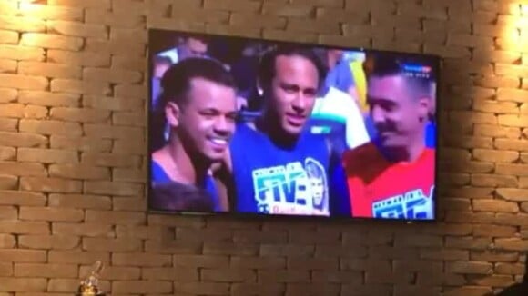 Ex-BBB Emilly filma Jota Amancio na TV em jogo com Neymar após ser flagrada de mãos dadas com o rapaz em show de Wesley Safadão. Vídeo foi feito neste sábado, 08 de julho de 2017