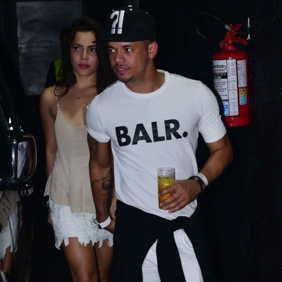 Ex-BBB Emilly Araújo e Jota Amancio, amigo de Neymar, não se incomodaram com os fotógrafos do evento 