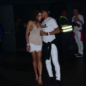 Ex-BBB Emilly prestigia show de Wesley Safadão na companhia de Jota Amancio