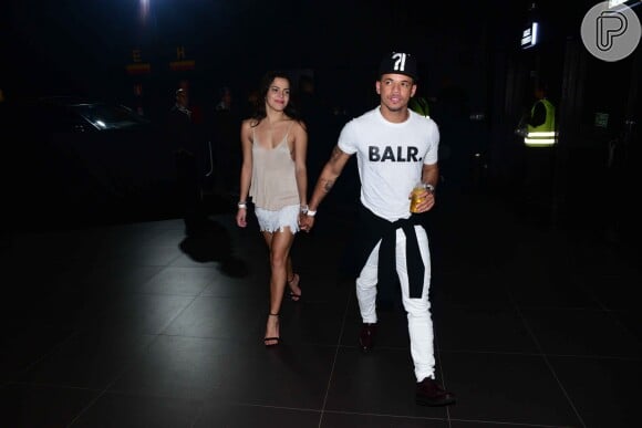 Na sexta-feira, Emilly curtiu show de mãos dadas com Jota Amâncio, amigo de Neymar