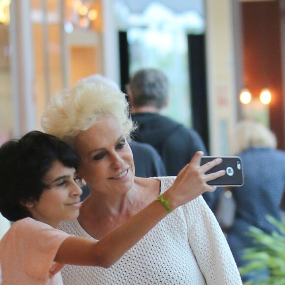 Ana Maria Braga posou para uma foto com um fã mirim