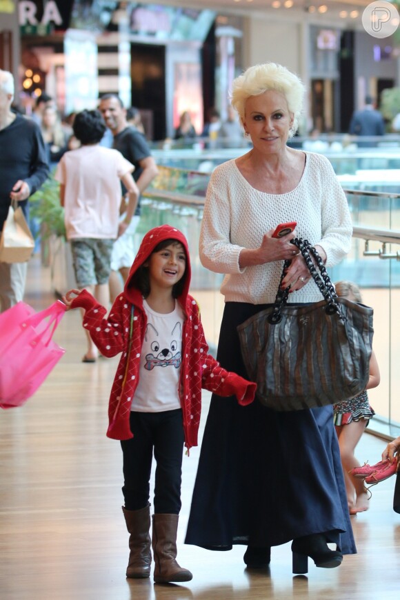 Ana Maria Braga circulou com a filha Mariana e as netas Joana e Maria por um shopping da zona oeste do Rio neste sábado, 8 de julho de 2017