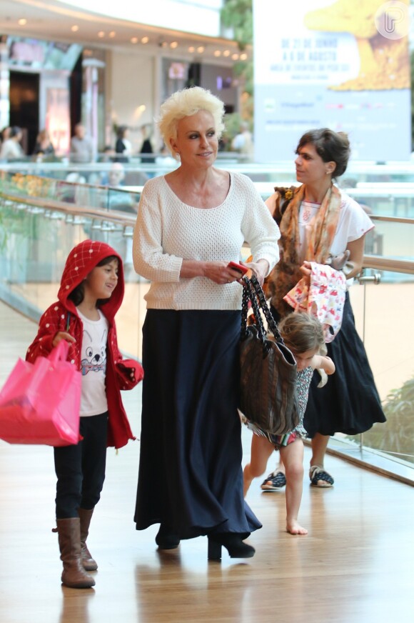 Ana Maria Braga circulou com a filha Mariana e as netas Joana e Maria pelo shopping Village Mall, no Rio