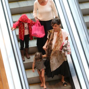 Ana Maria Braga desceu a escada rolante de mãos dadas com sua neta Joana