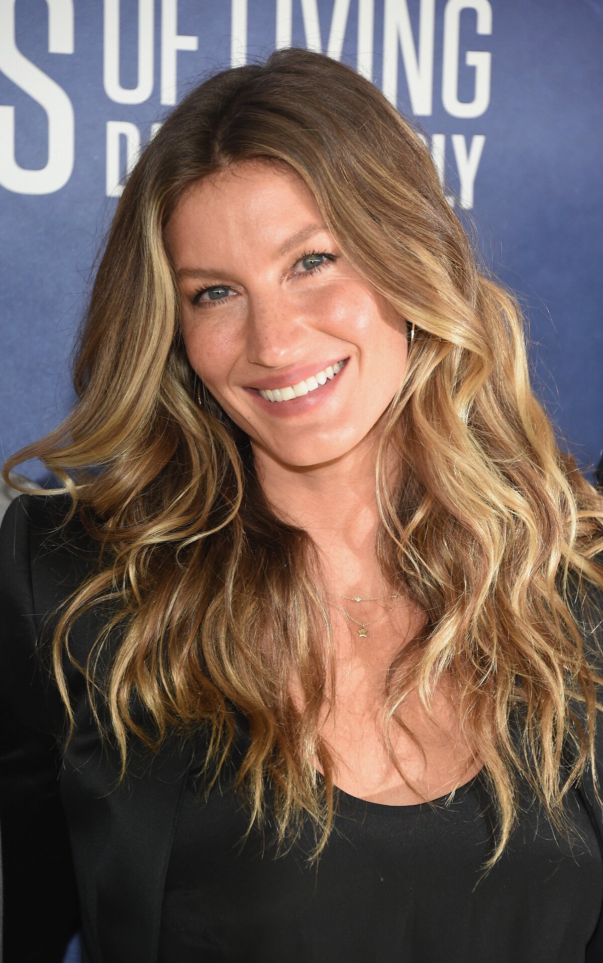 Foto: Gisele Bündchen posou coberta por looks inteiros de pele fake -  Purepeople