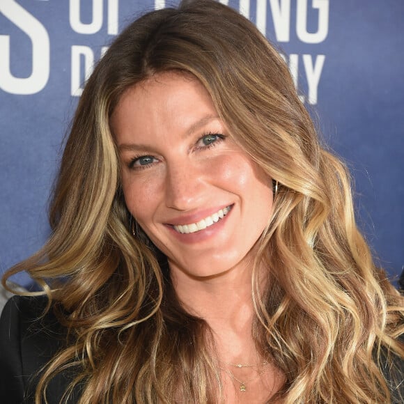 Gisele Bündchen posou coberta por looks inteiros de pele fake