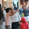 Ana Maria Braga é tietada por fãs durante passeio com as netas
