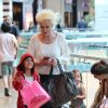 Ana Maria Braga se diverte durante passeio no shopping com as netas