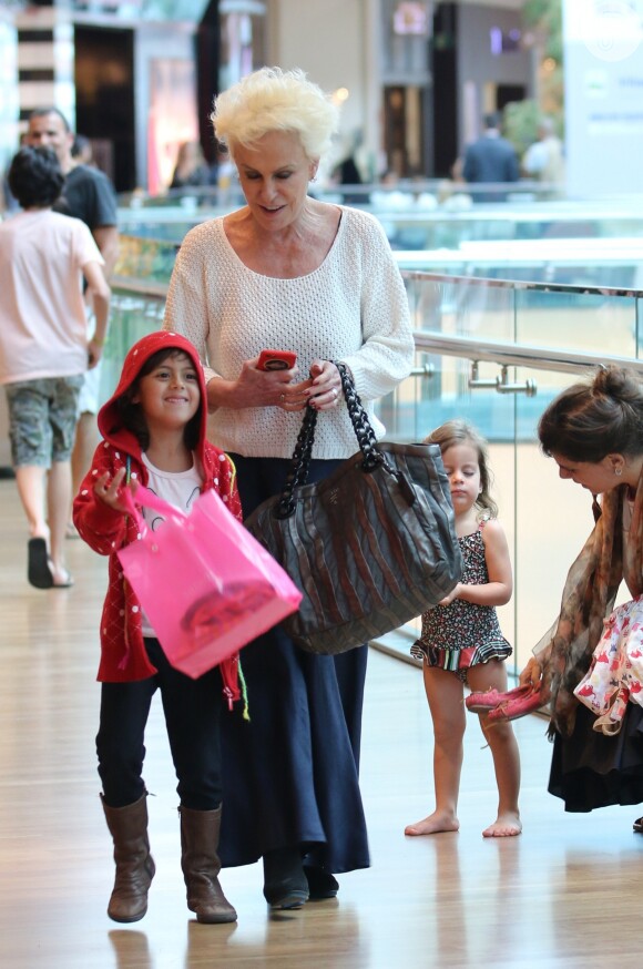 Ana Maria Braga se diverte durante passeio no shopping com as netas