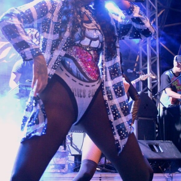 Ludmilla exibiu boa forma ao usar body cavado em show para comemorar o aniversário da boate All In, no RioCentro, Zona Oeste do Rio de Janeiro, na noite deste domingo, 9 de julho de 2017