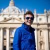 Michel Teló já conheceu vários países por causa do sucesso em 2012; aqui o cantor posa em frente à Basílica de São Pedro, no Vaticano