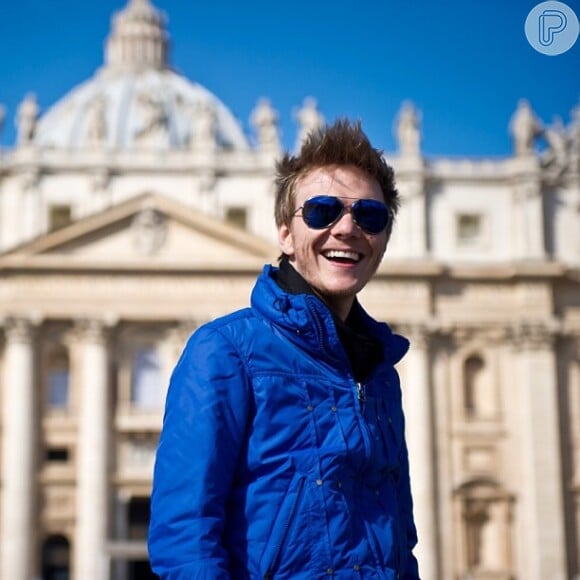 Michel Teló já conheceu vários países por causa do sucesso em 2012; aqui o cantor posa em frente à Basílica de São Pedro, no Vaticano
