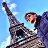 Michel Teló posou em frente à Torre Eiffel, em Paris, na França