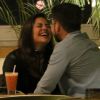 Atriz Jessika Alves troca beijos com o namorado, Ibraim Lopes, durante um jantar em um restaurante em um shopping no bairro da Barra da Tijuca, na zona oeste do Rio de Janeiro, na noite de domingo, 9 de julho de 2017