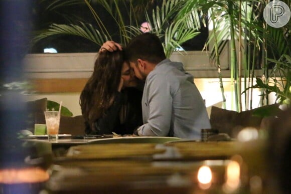 Jessika Alves e o namorado, Ibraim Lopes, estavam em clima de romance em um restaurante, na noite deste domingo, 9 de julho de 2017