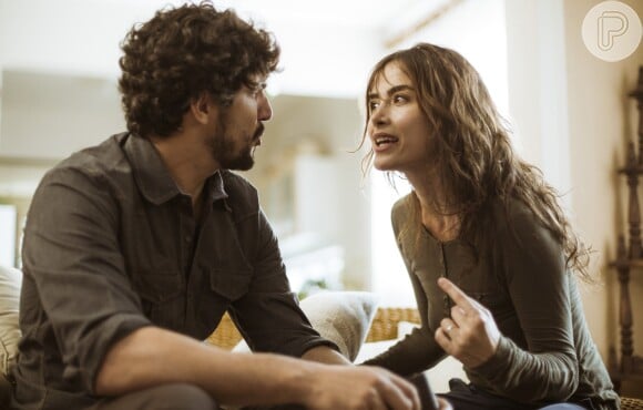 Rimena (Maria Casadevall) e Renato (Renato Góes) discutem e ela diz que não dará a separação na série 'Os Dias Eram Assim'