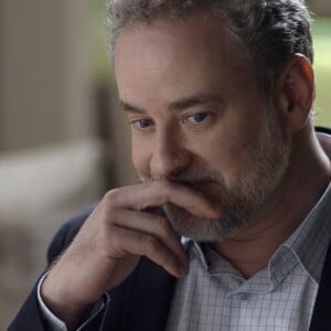 Eugênio (Dan Stulback) ajuda Irene (Débora Falabella) a recobrar a consciência após o desmaio na novela 'A Força do Querer'