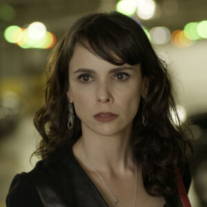 Na novela 'A Força do Querer': Irene (Debora Falabella) sofre impacto com a volta de Garcia (Othon Bastos)