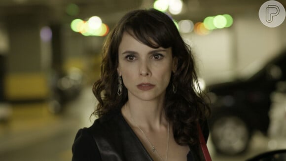 Na novela 'A Força do Querer': Irene (Debora Falabella) sofre impacto com a volta de Garcia (Othon Bastos)