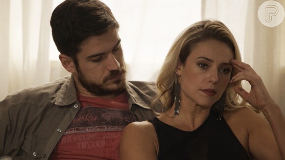 Na novela 'A Força do Querer', Jeiza (Paolla Oliveira) resolve ir para os Estados Unidos e Zeca (Marco Pigossi) decide terminar o namoro
