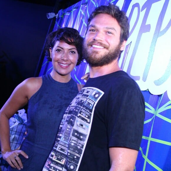 Emilio Dantas presenteou a namorada, Fabiula Nascimento, com um cachorro da raça American Staffordshire