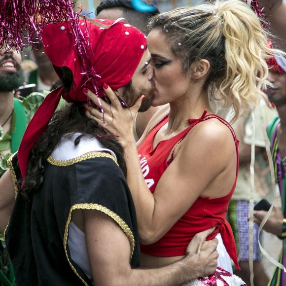 Sandra Helena (Nanda Costa) já ficou com o irmão de Agnaldo (João Baldasserini), Wanderley (Bernardo Marinho), na novela'Pega Pega'