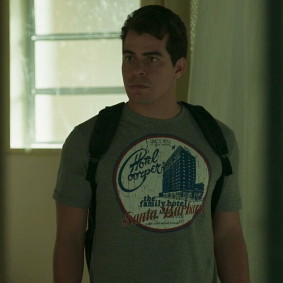 Em depoimento à polícia, Júlio (Thiago Martins) mentirá e dirá que se esqueceu que saiu do hotel no dia do roubo, na próxima semana da novela 'Pega Pega'
