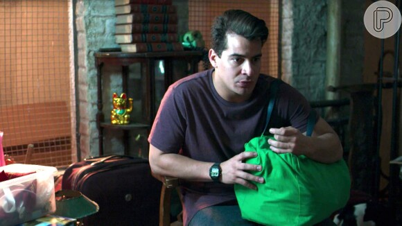 Júlio (Thiago Martins) voltará com a mala do dinheiro do roubo do hotel para o porão de sua casa, na próxima semana da novela 'Pega Pega'