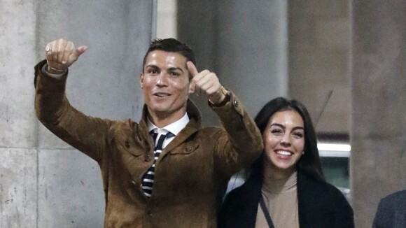 Cristiano Ronaldo é flagrado com namorada, grávida, em passeio de iate em Ibiza